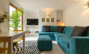 -NEWLY REFURBISHED- Stylish Apartment 5 minutes from Station w Garden